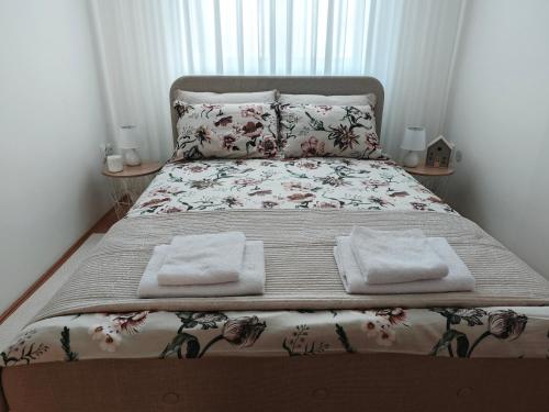a bed with two towels on it in a bedroom at Stella Verde in Vršac