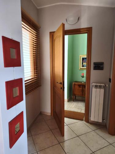 a hallway with a door leading to a room at EffeVi - Bed and Books in Piaggine