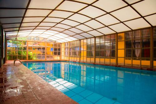 a large swimming pool with a large building at Hotel Catedral in San Cristóbal de Las Casas