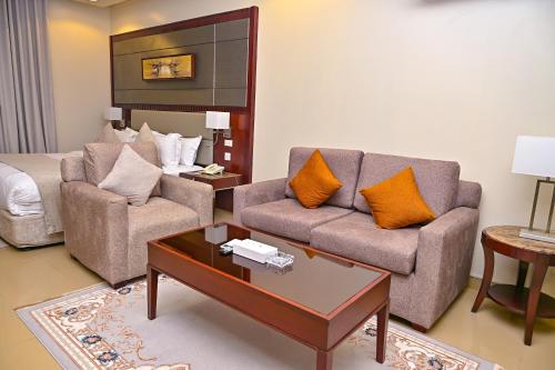a living room with a couch and a bed at تارا للشقق المخدومة in Riyadh