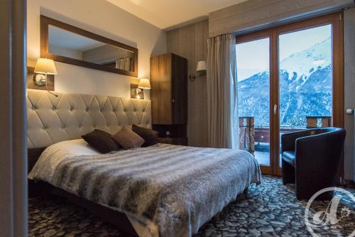 Säng eller sängar i ett rum på ALPINA LODGE VANOISE ex hotel du soleil