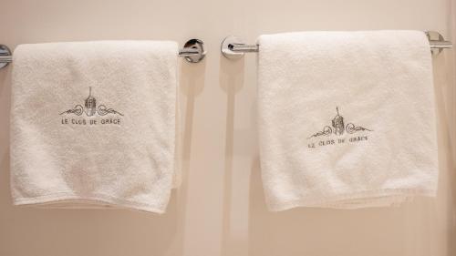 two towels hanging on a towel rack in a bathroom at Le Clos de Grâce in Honfleur