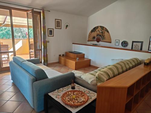a living room with a couch and a table at Bolgheri 59 in Bolgheri