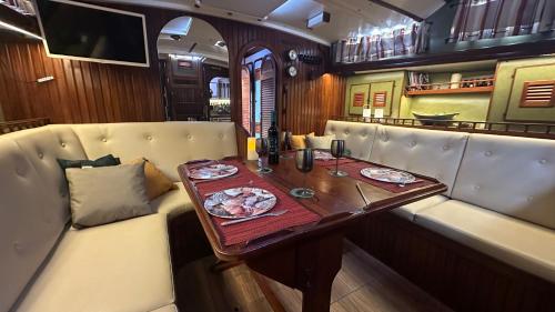 a dining table in the back of a train car at Spica in Funchal
