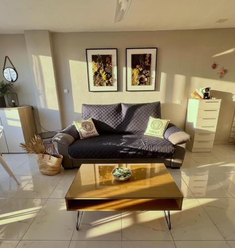 Apartamento con piscina y aire acondicionado