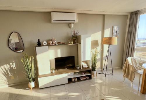 Apartamento con piscina y aire acondicionado