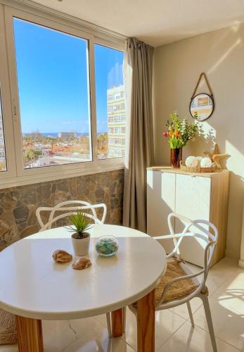 Apartamento con piscina y aire acondicionado