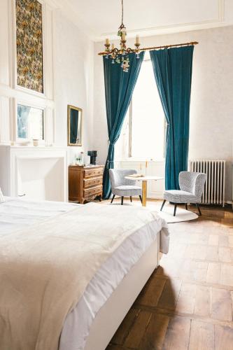 a bedroom with a bed and a table and chairs at Maison Pistache in Le Dorat
