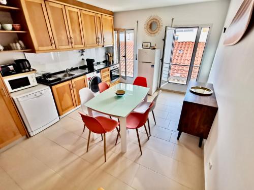 Sea View terrace, Beach 30m, Parking available, Air conditioning
