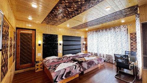 a bedroom with a bed and a television in it at Star Palace in Pahalgām