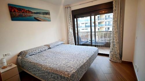 Coqueto apartamento en Puerto Marina con piscina