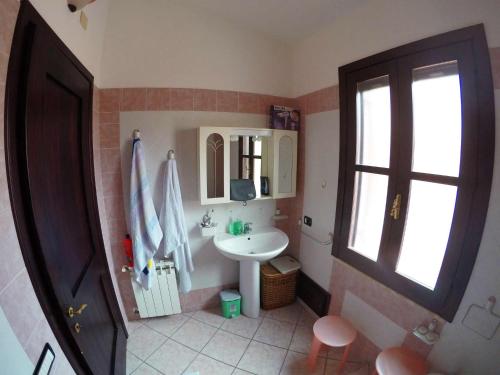 W łazience znajduje się umywalka i lustro. w obiekcie Porto Frailis w mieście Àrbatax