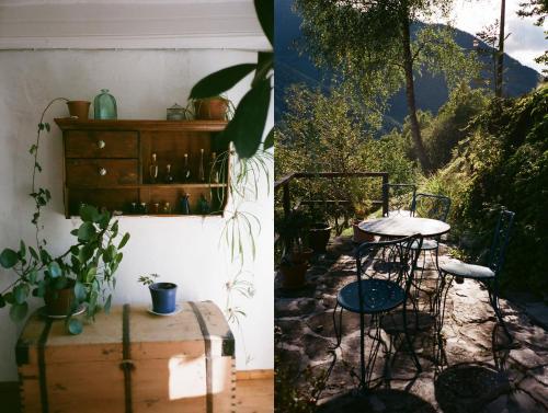 zwei Bilder von einem Tisch und einem Stuhl sowie einem Tisch und einem Stuhl in der Unterkunft Bed and Breakfast da Toldo in Russo
