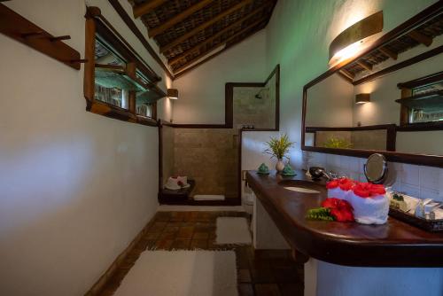 a bathroom with a sink and a mirror at Hotel e Resort Villas de Trancoso in Trancoso