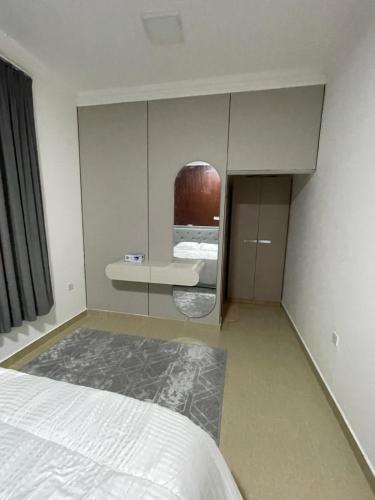 a bedroom with a bed and a sink in it at شقق مفروشة in ‘Awqad Bayt Marhūn