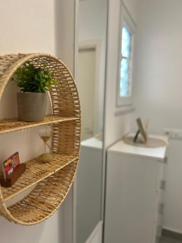 una mensola in vimini con una pianta e un lavandino in cucina di Relaxing stay in Split a Spalato (Split)