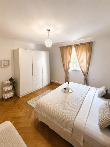 una camera da letto con un grande letto bianco e una finestra di Relaxing stay in Split a Spalato (Split)