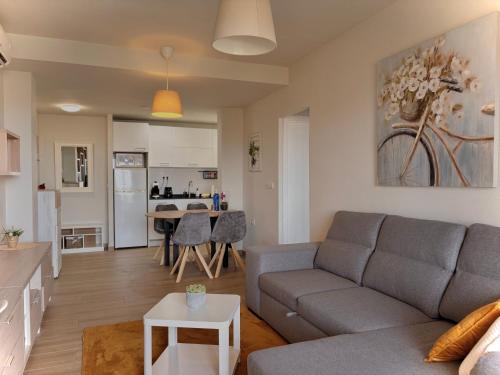 Cozy apartment with sea view