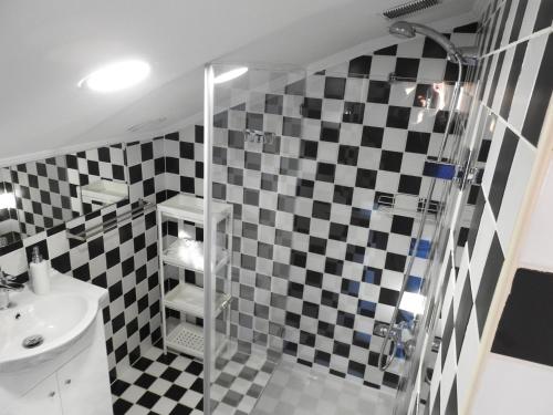 baño con pared de correa en Lisbon Belém Guesthouse, en Lisboa