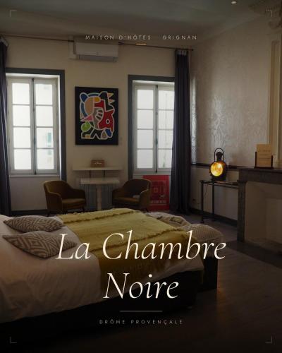 a bedroom with a bed with a la chambre nore at LE PATIO in Grignan