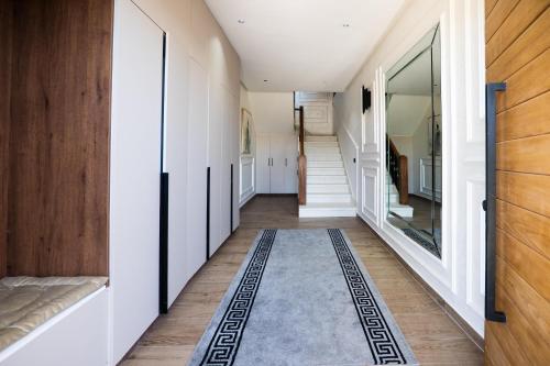 a hallway with a rug on the floor at Villa 4 chambres avec piscine in Tangier