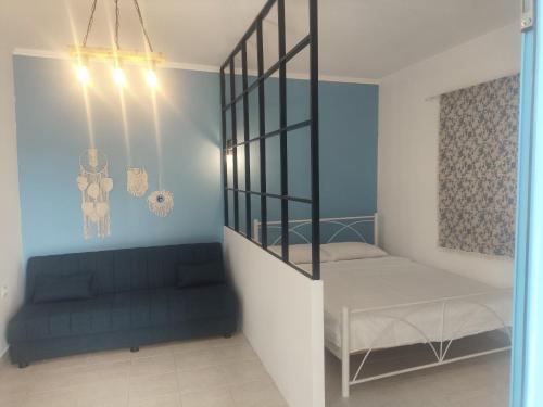a room with a bed and a couch at Casa de Playa in Salamina