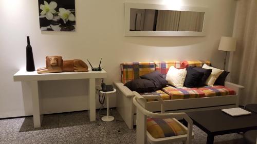 フォルタレザにあるSeaflats Iracema Residenceのソファとテーブルのあるリビングルーム