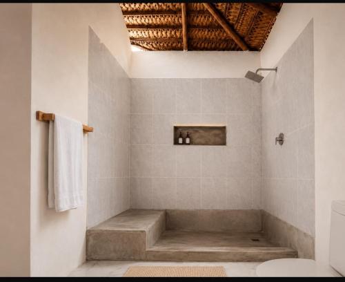 ein Badezimmer mit Dusche und Toilette in der Unterkunft Kategha Beach Guesthouse in Praia do Tofo