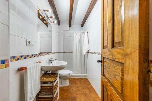 a bathroom with a sink and a toilet at Casa Santa Leocadia in Tama