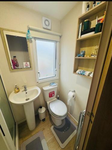 a small bathroom with a toilet and a sink at Casa Dana in Jaywick Sands