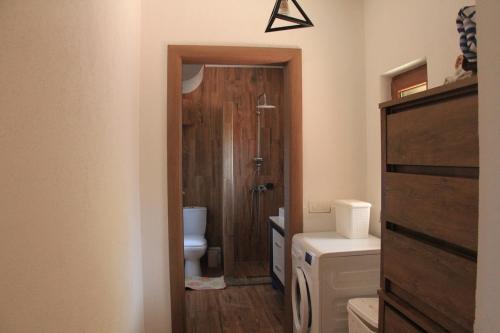 a bathroom with a toilet and a shower in it at nKulle in Boge