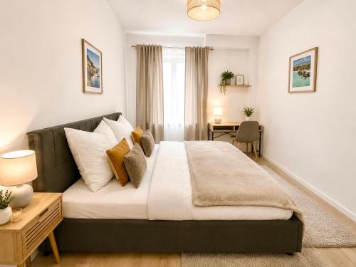 a bedroom with a large bed and a desk at Stadtwohnung in Siegen-Zentrum Parkplatz WLAN Autobahn in Siegen