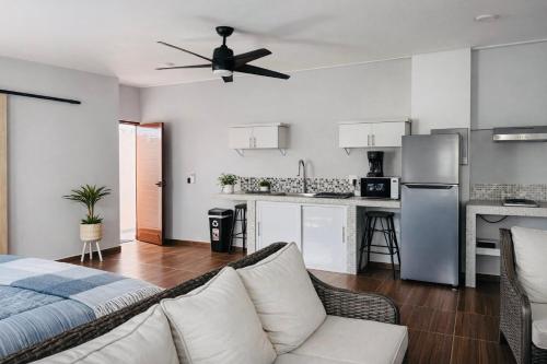 a living room with a couch and a kitchen at Estudio Ideal con todo lo necesatio in La Paz