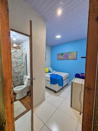 a room with a bathroom with a bed and a toilet at Hostel 4 Cantos in Olinda