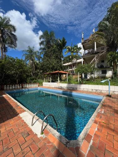 a swimming pool in front of a building at Pousada das Cores Cocais in Barão de Cocais