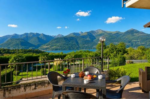 a table and chairs with a view of mountains at Calla in Colico