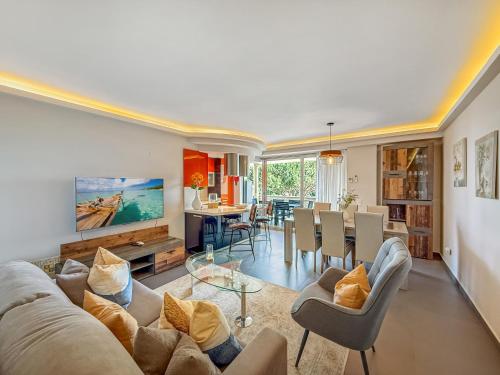 Calm Stunning Beachfront Apartment wSea Views