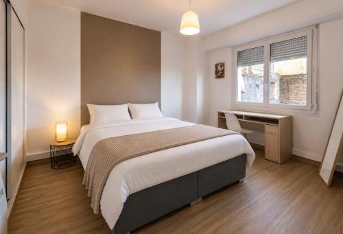 a bedroom with a bed and a desk and a window at 5 lits, 3Ch, 100m2, Free Parking, Spacieux in Pau