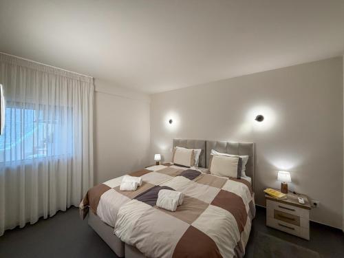 Calm Stunning Beachfront Apartment wSea Views