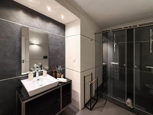 Calm Stunning Beachfront Apartment wSea Views