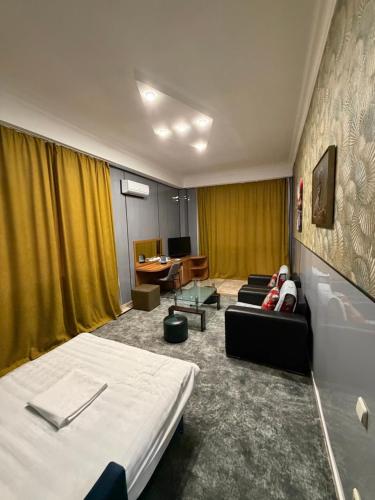 ein Hotelzimmer mit Bett und Schreibtisch in der Unterkunft Hotel Condori in Kobuleti