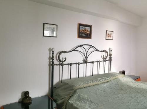 a bedroom with a bed and a table at Apartman Alba in Petrovac na Moru