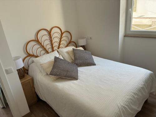 a bedroom with a bed with two pillows on it at La Petite Piété in Faro
