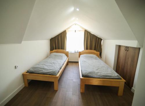 two beds in a small room with a window at Rajacki konaci in Polom