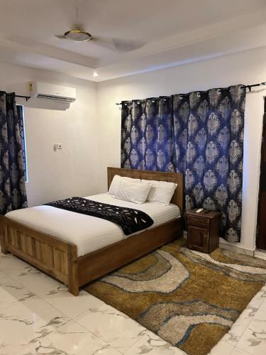 ein Schlafzimmer mit einem Bett in einem Zimmer in der Unterkunft Vip holiday inn in Aiyimensa