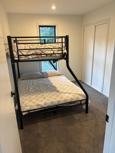 a bedroom with two bunk beds in a room at Cottage Lifestyle in Fernside