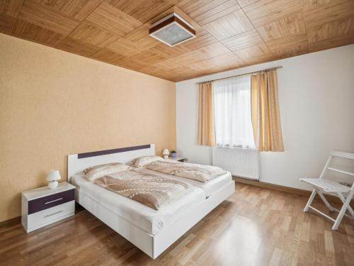 a bedroom with a bed and a wooden ceiling at Frida in Lichtenhain