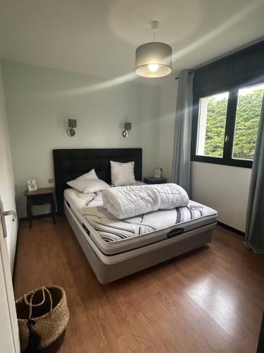 a bedroom with a bed in a room at Maison chaleureuse proche plage et forêt in Neufchâtel-Hardelot