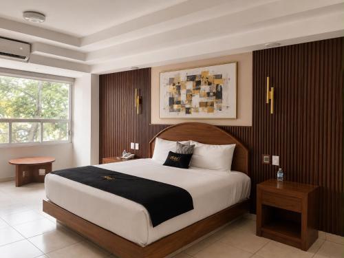 ein Schlafzimmer mit einem großen Bett und einem Fenster in der Unterkunft Royal Express Chilpancingo in Chilpancingo de los Bravos