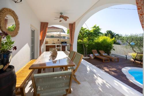 The Three Flowers Pool House - Heating pool